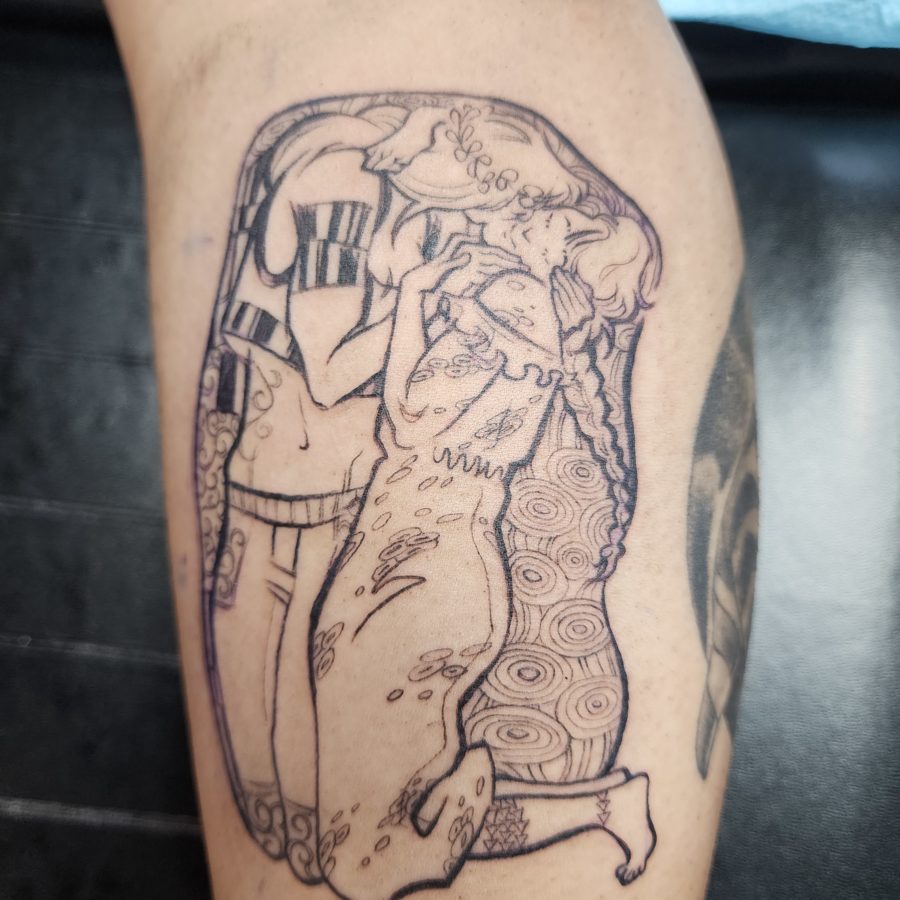 Tattoo of two women embraced like in Klimt's the kiss