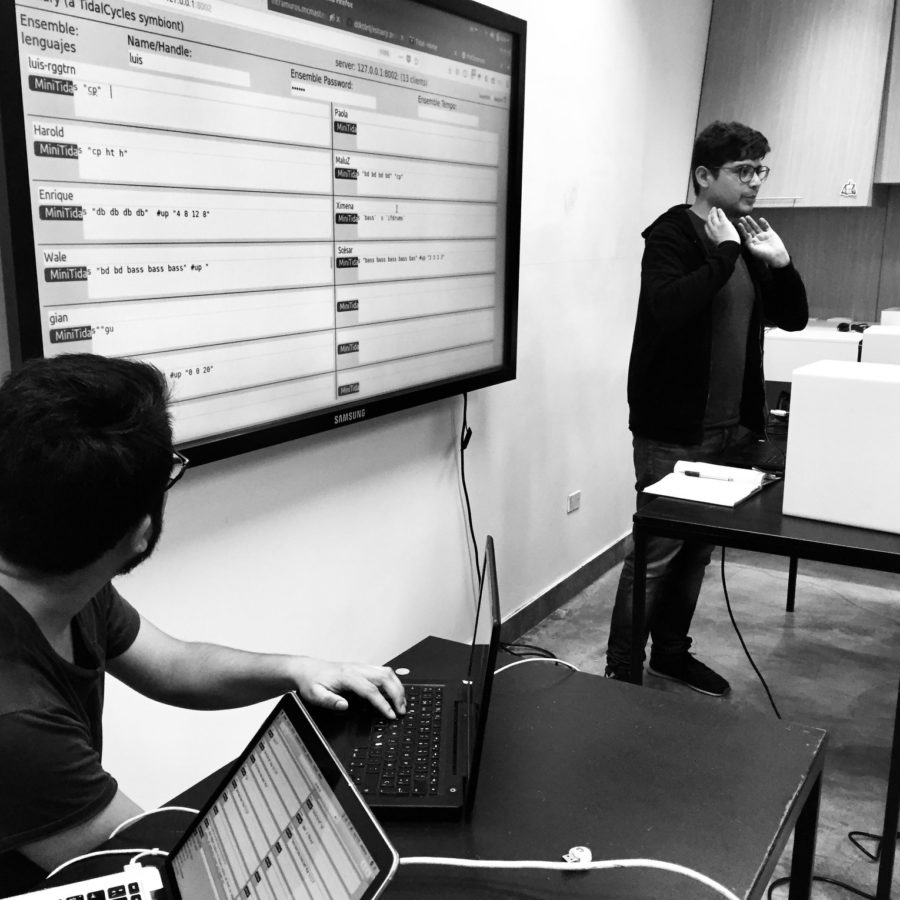 A photo of Luis Navarro teaching a workshop in Peru on electronic music by means of code (2018).